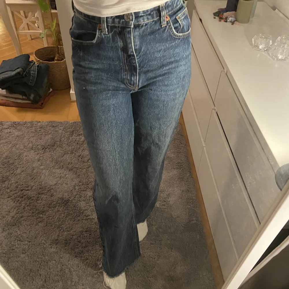Vida jeans från Zara i storlek 38. Knappt använda och i väldigt bra skick. . Jeans & Byxor.