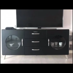 TV-bänk  - Jag säljer en tv bänk perfekt skick för att vara 1 år gammal. Köpte den för 6000kr men säljer för 2800kr