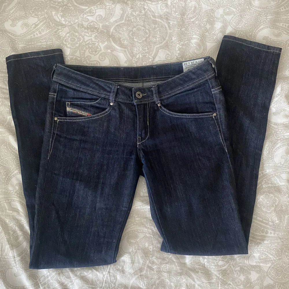 Lågmidjade jeans från Diesel. Strl W28 L32 i modellen Clushy. Fina detaljer på baksidan💙Köparen står för frakten. Kolla även in mina andra annonser!. Jeans & Byxor.