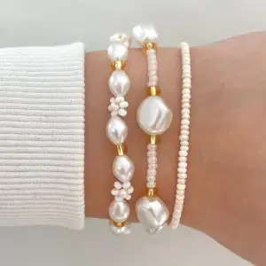 Handgjorda pärlarmband, swipa för att se priser samt namn. Armbanden är justerbara mha kedja och karbinhake🫶🏻💕 Beställ via Instagram: hn.smycken 💐