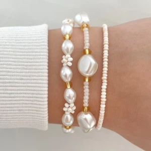 Pärlarmband - Handgjorda pärlarmband, swipa för att se priser samt namn. Armbanden är justerbara mha kedja och karbinhake🫶🏻💕 Beställ via Instagram: hn.smycken 💐