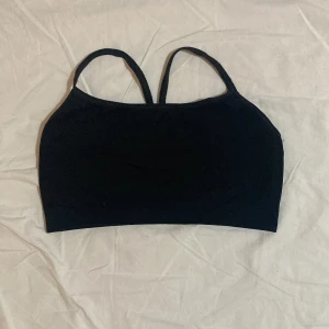 Svart sport-bh, XXS - Svart sport-bh i storlek XXS. Väl använd.