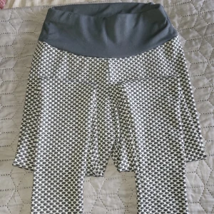 Tiktok leggings stl S  - Ett par tiktok leggings (butt lift) med hög midja.  Knappt använda. 