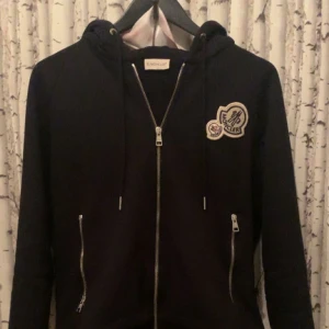 Moncler zip double logo - Moncler zip up double logo, helt oanvänd nyskick 10/10. Qr finns