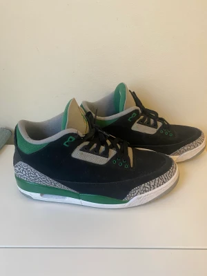 Jordan 3 Retro Pine Green - Säljer då jag aldrig använder dem. Använt kanske max 5gånger så i väldigt bra skick. Kan skicka kvitto om du så önskar. Säljs för 3000 på stockX (oöppnade)
