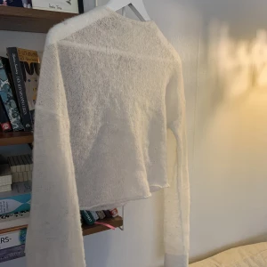 Weekday sweater  - Säljer denna fina stickade från weekday, fint skick, en aning croppad. Strl M men passar ner till XS! 