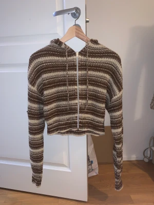 Stickad kort kofta - Super söt stickad kort kofta med luva. Har aldrig använt den då jag helt enkelt glömt bort den i garderoben så tänkte att den borde få en bättre ägare🥹 Den är köpt i asos och är asos egna märke. Orginalpris 400kr💕💕
