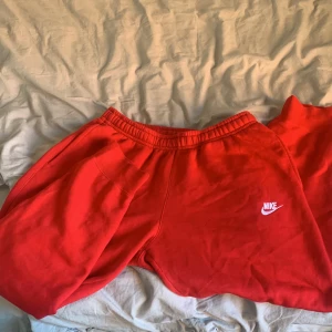 nike mjukis - najs mjukisbyxor, använda några gånger, liten fläck (vet ej om den går bort) men den syns knapp. annars e dom snygga o använt nyskick