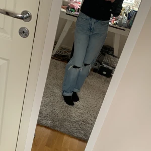 Jeans  - Jeans med hål, långa går att vika upp, luftiga💕