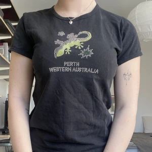 Baby tee - Vintage baby tee med strass och glittrigt motiv, från Purely Australian 💚 bra skick, alla stenar är kvar! Märkt storlek L men är för barn så den sitter mer som en vanlig S.