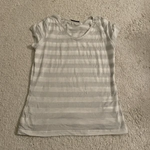 t-shirt - low casual t-shirt i strl S! 💗den har knappt blivit använd. 