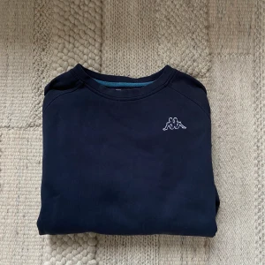 Kappa Sweatshirt - Fint skick, men använd. Står XL på lappen men skulle snarare säga L. Sitter snyggt oversize på en S-M. 