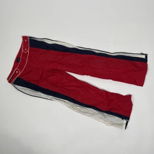 Tommy Hilfiger byxor - Helfestliga brallor i rött blått och vitt! Tommy Girl Jeans