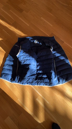 Sail racing väst  - Tjena jag säljer min väst eftersom jag knappast har använt den. Det är storlek M passar S också. Nypris var 2000kr den se ut som helt ny har inga skador eller fläckar. Pris kan diskuteras 