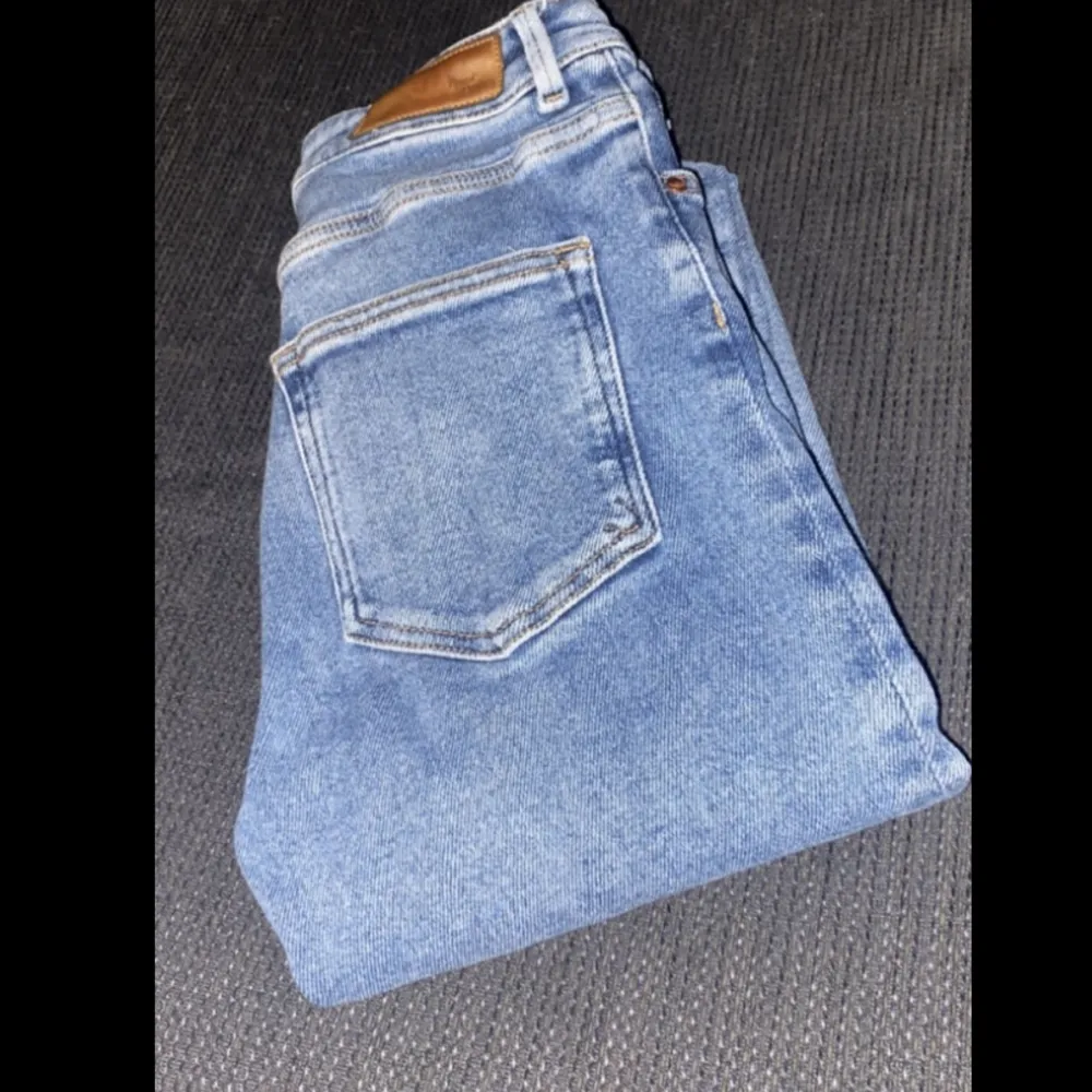 Jeans från BikBok, knappt använda då de ej passar mig i strl. Slim fit men stretchiga, strl S. Modell: Higher Malibu Nypris: 499:-. Jeans & Byxor.