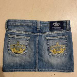 En äkta Victoria Beckham mini jeans kjol köpt från Plick och har själv aldrig använt den