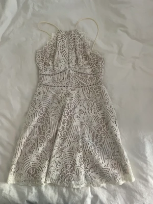 Klänning i spets - Spetsklänning från Love Triangle