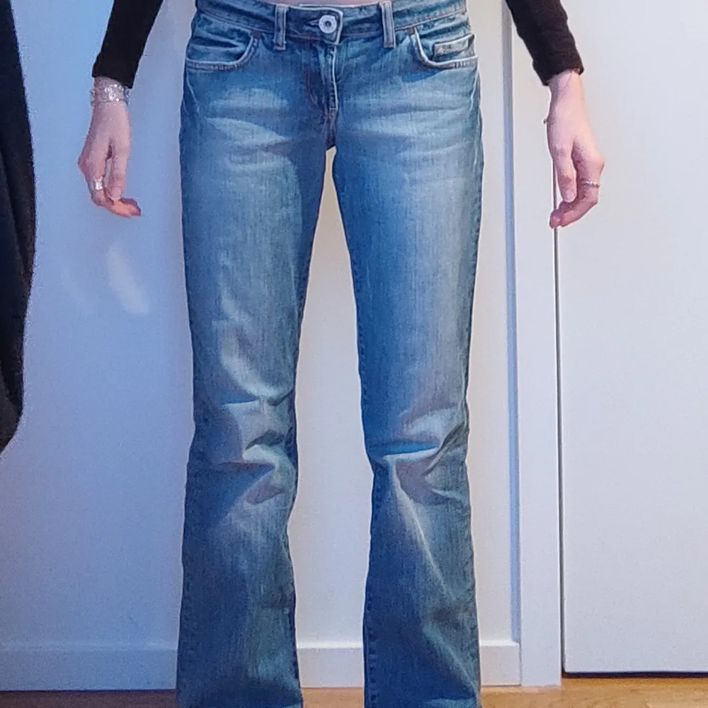 Säljer mina jätte snygga Guess jeans eftersom de inte kommer till så mycket användning längre. Köptes på second hand och är i bra skick förutom vid fickorna där några av diamanterna har fallit. Midjemått: 37 och innerbenslängden: 74, skriv för frågor.. Jeans & Byxor.