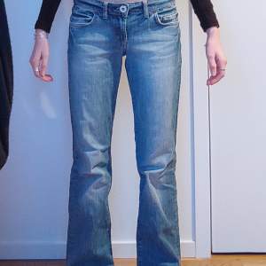 Säljer mina jätte snygga Guess jeans eftersom de inte kommer till så mycket användning längre. Köptes på second hand och är i bra skick förutom vid fickorna där några av diamanterna har fallit. Midjemått: 37 och innerbenslängden: 74, skriv för frågor.