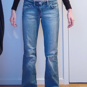 Guess jeans  - Säljer mina jätte snygga Guess jeans eftersom de inte kommer till så mycket användning längre. Köptes på second hand och är i bra skick förutom vid fickorna där några av diamanterna har fallit. Midjemått: 37 och innerbenslängden: 74, skriv för frågor.