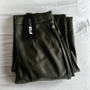 Skinnbyxor Cargo - Säljer skitsnygga skinnbyxor i liknande cargo stil, färgen är lite svår o visa på bild men färgen är olivgrön, jag säljer dem då dem är för små i midjan på mig. Storlek Xxs men sitter som XS-S i midjan. Aldrig använda! Prislapp finns kvar!