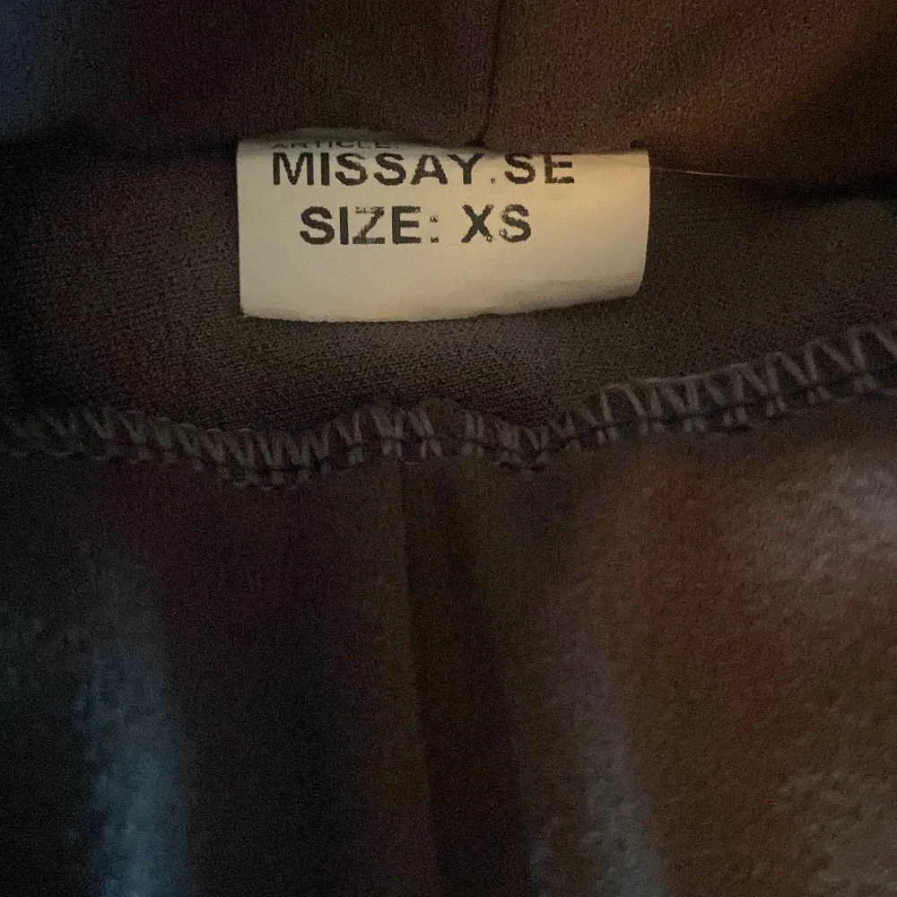 Säljer dessa Missäy byxor för att dom är för små dom är gråa och är lite noppriga på låren därför priset är så. Jeans & Byxor.