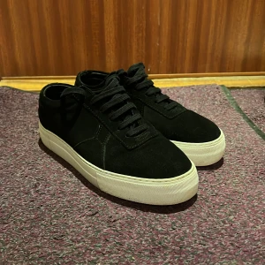 Axel Arigato skor - Säljer mina Axel arigatos i storlek 40 ( passar 41) i väldigt bra skick. Dom har knappt blivit använda då dom snabbt blev för små.  Kvittot är tyvärr bort tappat. Skriv om du har funderingar eller vill ha fler bilder