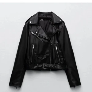 Skinnjacka  - Säljer denna superfina skinnjacka passar perfekt nu till våren!! Storlek S så nån men S/Xs kan ha hoodie under eller så😍🥰( första bilden är lånad men den ser iprincip exakt likadan ut) 