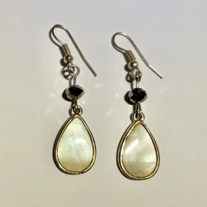 Örhängen  - jättesnygga örhängen i stål<3 inte särskilt tunga så bekväma att bära :D Kontakta mig innan köp eller vid frågor 💓