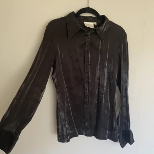 Glansig skjorta - Så fin skjorta som jag köpt second hand! Perfekt till fest. Passar 36/38 🥰