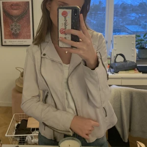 Äkta skinn jacka - Skinnjacka i en beige grå färg i äkta skinn, den köptes second hand i köpenhamn men har aldirg kommit till användning, i så fint skick och jättesnygg. Köpt för danska kronor💗