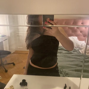 Festtopp - Jättefin topp som korsars över bröstet/halsen. 