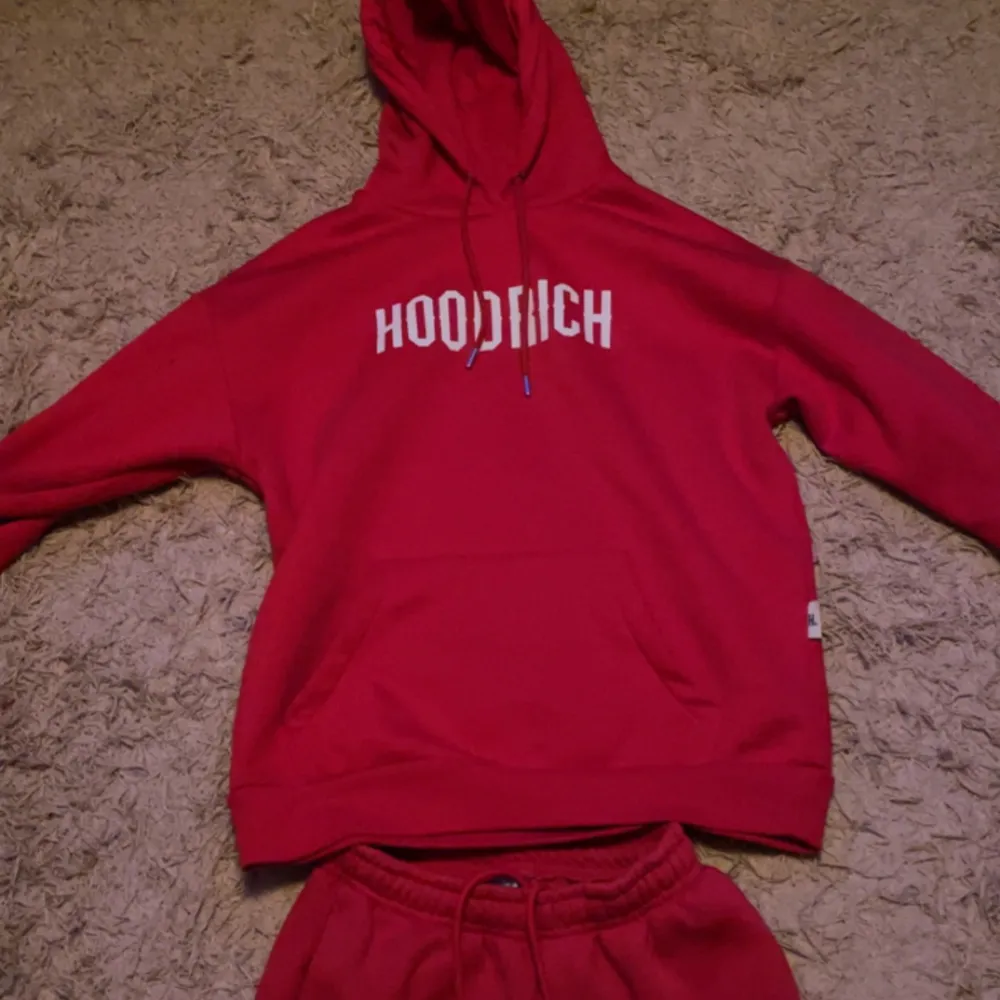 Hoodrich sett som knappt kommit till användning. Hela settet: 800kr. Bara byxorna: 400kr. Bara hoodien: 400kr. Hoodies.