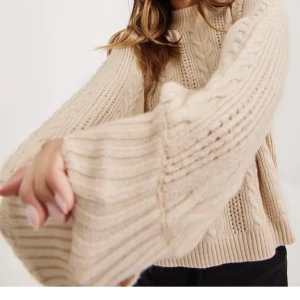 Stickad tröja  - Super fin stickad tröja💗 endast använd en gång. Säljer pga att den inte kommer till användning