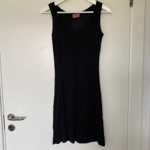 Klänning - Svart tunn klänning. Ge gärna egna bud om pris inte passar. Är öppen för förslag!