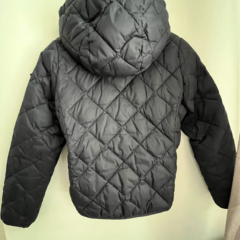 Svart gant jacka som är köpt för typ ett år sedan och har inga defekter❣️jackan är i storlek 146-152 i barnstorlekar men skulle säga att den passar för dom som har storlek XXS💓skriv för frågar,fler bilder eller mer. Jackor.