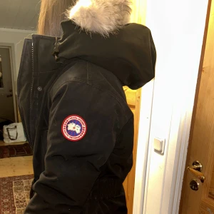 Canada Goose Jacka Strl M - Fin Canada Goose Jacka Strl M passar även S. 1800:- pris går att diskutera, skicka mess för mer info om du är intresserad. Säljs i befintligt skick, finns mindre slitage som ex lite slitna vid ärm öppning.