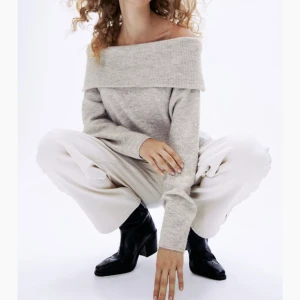 Nervikt tjocktröja  - Säljer denna tröja från H&M, med nedvikt kant högst upp🤗 Helt oanvänd och i nyskick