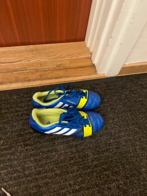 Adidas fotbollskor - Adidas fotbollsskor fina är som nya har nt använt de mkt strl 36 o 2\3
