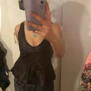 Skinn topp - Skit kattig skinn topp med lite volang, dragkedja på framsidan :)