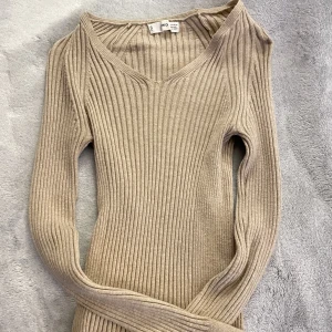 Långärmad tröja - Långärmad tröja från MANGO. stl XS men töjbar 😊  Använd fåtal gånger, bra skick. Köparen står för frakt 💓