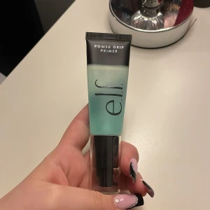 Elf power grip primer - Den kända primern på tiktok, nästan helt ny har bara använt 2 pumpar men den funkar tyvärr inte för mig. Köpte för 159kr FRAKTAR INTE