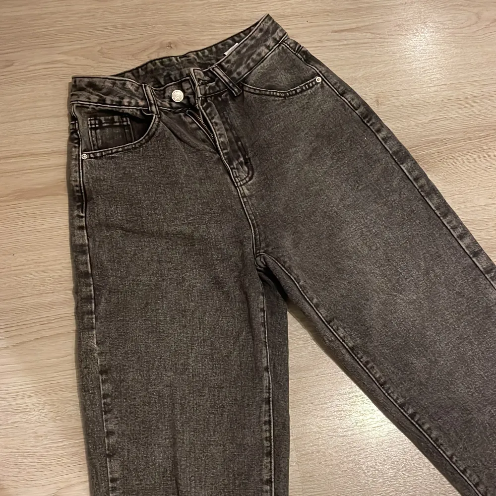 Vanliga jeans som är lite baggy och lite stor i storlek. Jeans & Byxor.