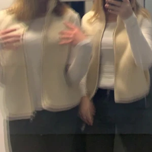 Väst - Säljer denna snygga ”Teddy” väst från Pieces, använd ett fåtal gånger