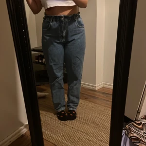 Jeans - Högmidjade jeans i bra skick