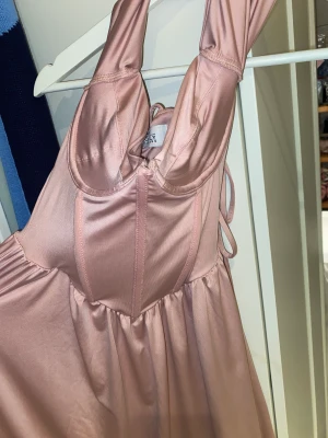 Klänning - Prinsess klänning från oh polly. Helt oanvänd med prislappar kvar men kan inte returnera pga en lapp som tagits av