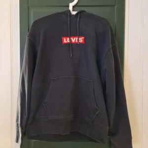 Levi's hoodie - Svart Levi's hoodie. Använt skick.