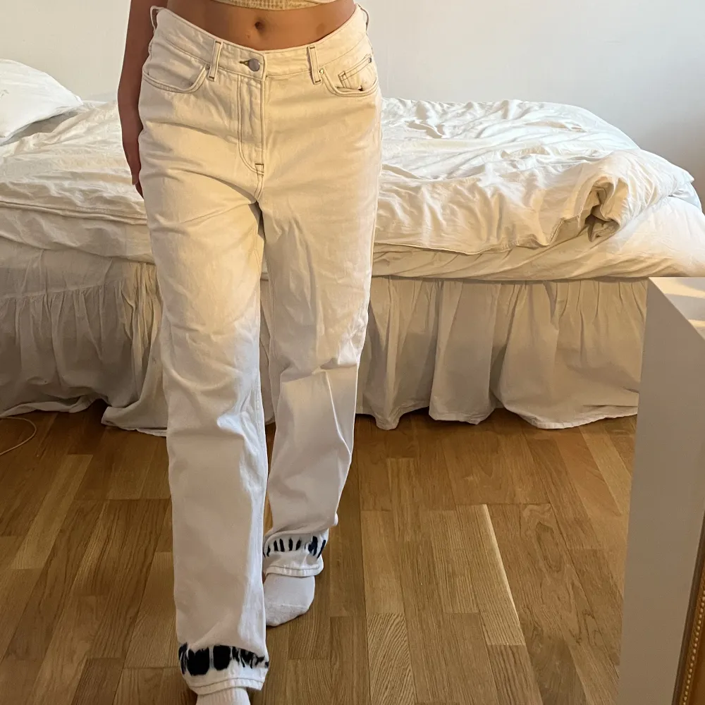 Coola jeans som är högmidjade men man kan vika ner dem (som första bilden) storlek 38 och för långa för mig som är runt 160😺. Jeans & Byxor.
