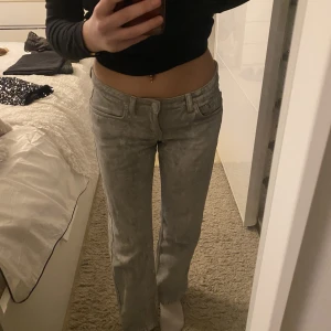 Lågmidjade jeans - Säljer mina lågmidjade jeans (arrow Low) från weekday då jag inte längre använder dom längre😊