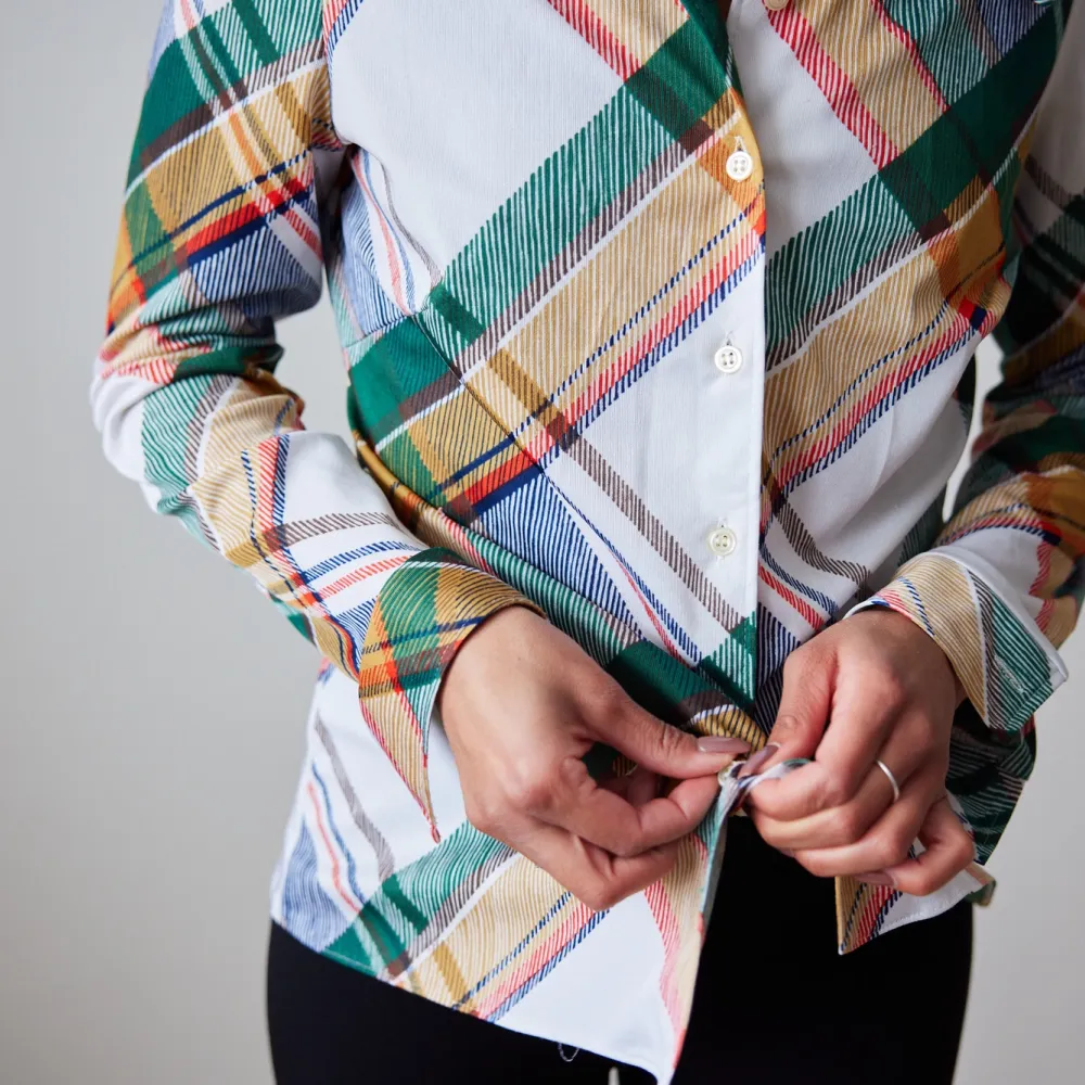 Rutig skjorta i 70tals stil, silkig polyester. Funkar på både M och S, stretchigt tyg. Blusar.